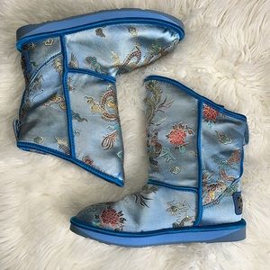 🔹 Australia Luxe Collective Cosy Short Brocade Asian Dragon Shearling Lined Boot